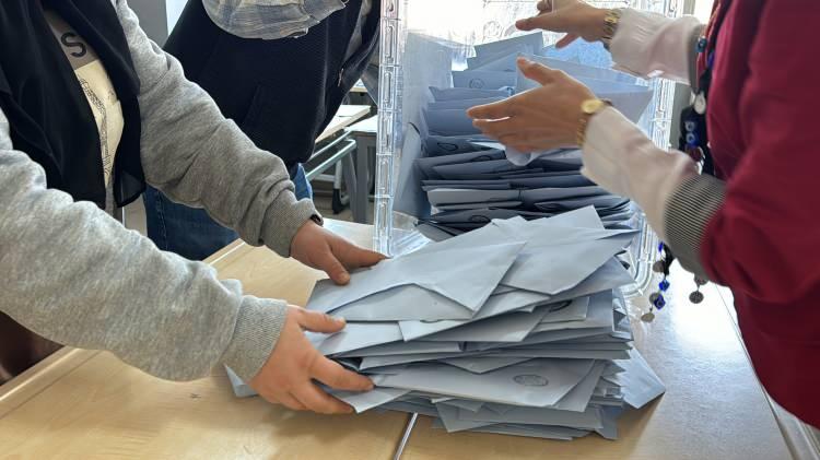 <p>Ankara, beş yıl boyunca görev yapacak yerel yöneticilerini belirlemek için sandık başına gitti. Oy kullanma işleminin tamamlanmasının ardından oy sayım sürecine geçildi.</p>
