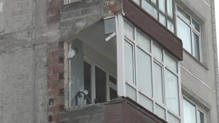 <p>Avcılar'da kentsel dönüşüm kapsamında ekipler tarafından yıkımı gerçekleştirilen binanın bitişiğindeki apartmanın balkon duvarının olmadığı ortaya çıktı. </p>
