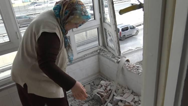 <p>Binada yaşayanlar, Avcılar Belediyesi ve müteahhit ile görüşerek zararlarının karşılanmasını istedi. </p>
