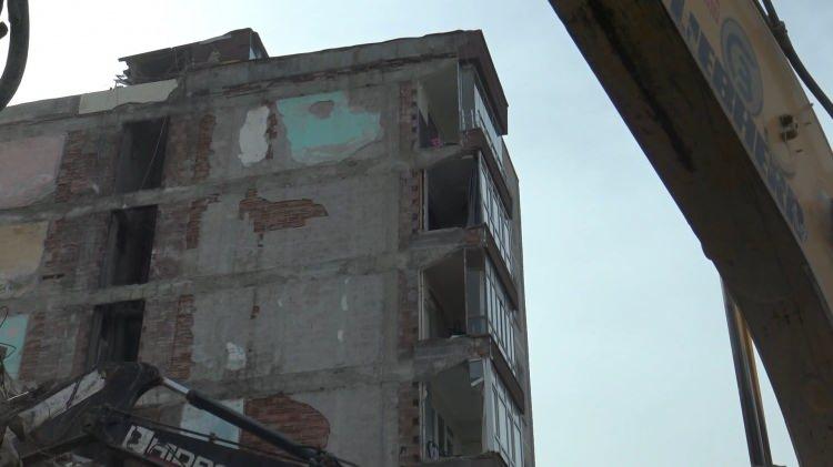 <p>Yıkım müteahhidi Önder Yıldırım, bu olayda hiçbir yükümlülükleri olmadığını ama zararı karşılayacaklarını belirterek, "Yan bina bizim yıktığımız binanın duvarını kullanmış. PVC'leri bizim binaya monte ederek oturtmuşlar. Ama yine de zararı kendimiz karşılayacağız. Ustamızı çağırdık, malzemeleri hazır halde bulunuyor. Yarın başlayacağız ve teslim edeceğiz. Balkon duvarları aslında bizim yıktığımız binanın duvarı. Burada kendi duvarları olmadan balkonu inşa etmişler yine de biz zararını karşılıyoruz, yarına teslim edeceğiz" dedi.</p>