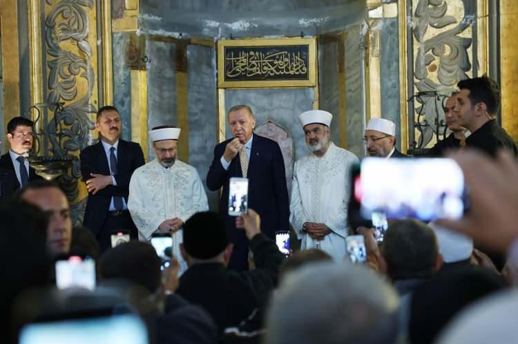 <p>Cumhurbaşkanı Erdoğan, öğle saatlerinde Üsküdar Kısıklı'daki konutundan çıkarak Ayasofya-i Kebir Cami-i Şerifi'ne geldi. </p>
