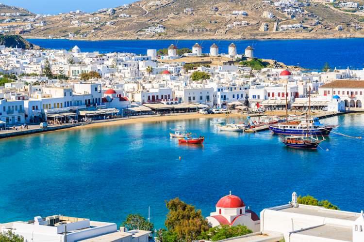 <p>Rodos adasında Türk ziyaretçiler için yeni bir vize terminali açılırken ziyaretçi akınına uğraması beklenen Midilli'de de liman tadilattan geçirildi.</p>
<p> </p>