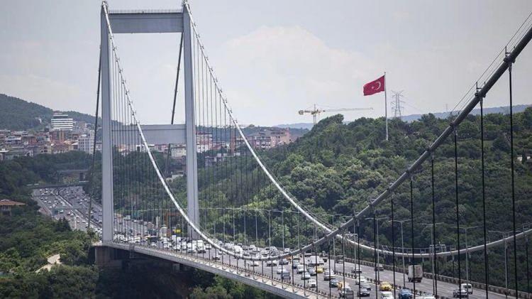 <p>Bakan Uraloğlu açıklamasının devamında ise "Korsan taşımacılık yapan sefer izni olmadan faaliyet gösteren izinli olmayan yerlerde yolcu indiren veya bindiren ve fahiş fiyatlarla otobüs bileti kesen firmalara idari para cezalarını takip ederek uygulayacağız. Demiryollarına baktığımızda memleketlerine gidemeyen veya tatillerini Ankara, İstanbul ve İzmir'de geçirecek vatandaşlarımız için İstanbul'da Marmaray-Sirkeci-Kazlıçeşme raylı sistem hattı, Gayrettepe-İstanbul Havalimanı-Arnavutköy metroları, Ankara'da Başkentray ve İzmir'de de İZBAN ücretsiz hizmet vereceklerdir." ifadelerini kullandı.</p>
<p> </p>