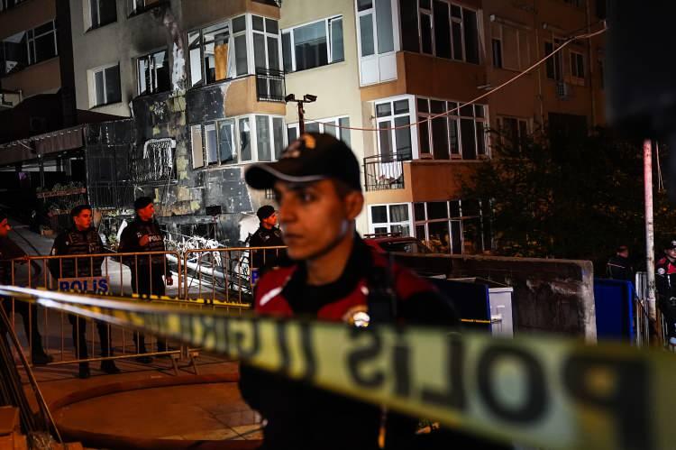 <p>Olayla iligli soruşturma başlatıldı. İş yerinin mesul müdürü İ.Ş. (65), iş yerinin ortakları M.M.C. (45) ve Ş.Ş. (50), muhasebeci S.A. (39), işletme müdürü A.A.P. (26), tadilatla ilgili metal işleri sorumlusu K.E. (47), metal işleri firma sahibi Ç.A. (43) mobilyacı E.E. (40) ve iş yeri ortağı F.D. gözaltına alındı.</p>