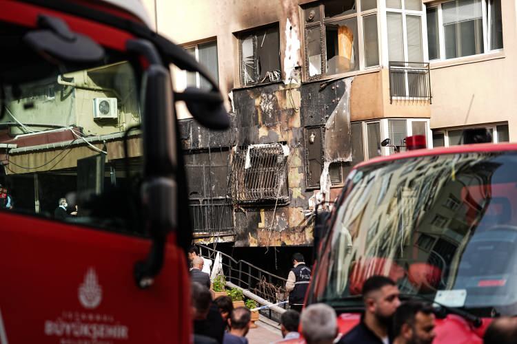 <p>"1987'DE ALINAN RUHSAT 2018'DE YENİLENMİŞ"</p>

<p>İstanbul Valisi Davut Gül, olay yerine giderek yetkililerden bilgi aldı.</p>

<p>Yangınla ilgili açıklamalarda bulunan Vali Gül, "Hepimizin başı sağ olsun. Binanın altında diskotek olarak kullanılan bir mekan. Tadilat yapılıyormuş. Tadilat dolayısıyla da çalışanlar hayatını kaybetti ve yaralandı. Yaralıların tedavileri, hastanelerimizde devam ediyor. Bu gece kulübünün 1987'de aldığı bir ruhsat var. 2018 yılında da ruhsat yenilenmiş." dedi.</p>
