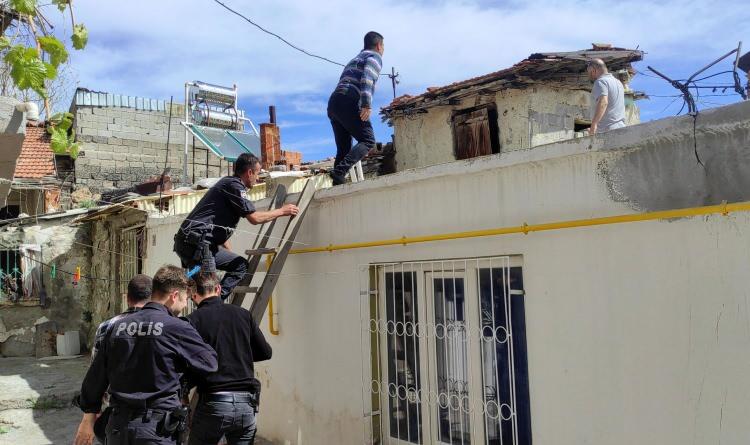 <p>Olay yerine gelen polis ekipleri A.D.'yi ikna etmeye çalıştı. İkna çabalarında başarılı olamayan polis, yan taraftaki evin çatısından eve girmek için harekete geçti.</p>
