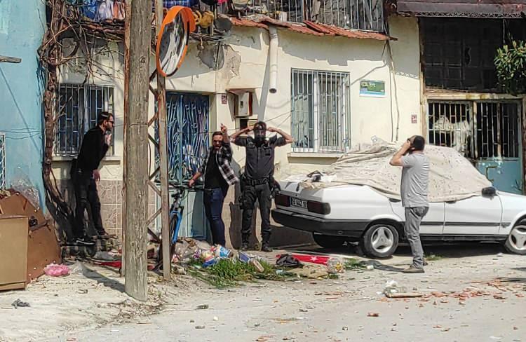 <p>Yalnız yaşadığı ve komşularının akli dengesinin yerinde olmadığını iddia ettiği A.D., tedavisinin ardından ifadesi alınmak üzere polis merkezine götürüldü. </p>
