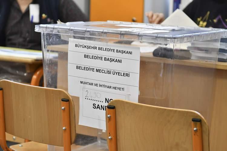 <p>Yerel seçimde partilerin Türkiye genelinde aldığı oy oranlarına bakıldığında, Cumhuriyet Halk Partisi, yüzde 37.7, AK Parti yüzde 35.5, Yeniden Refah Partisi yüzde 6.2, Milliyetçi Hareket Partisi yüzde 5, İYİ Parti ise yüzde 3.8 oy aldı.</p>

