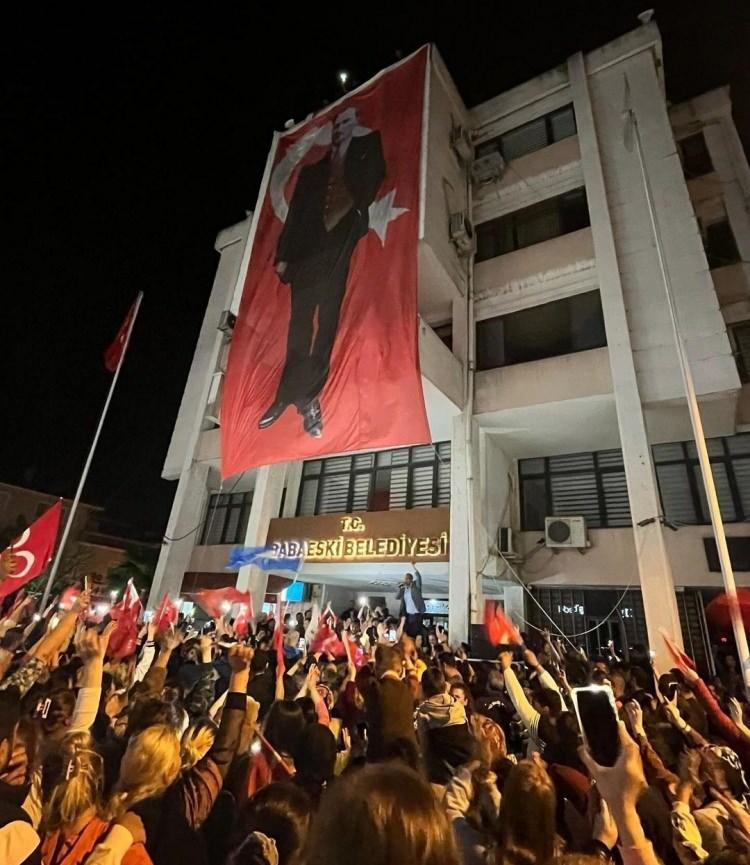 <p>31 Mart Mahalli İdareler seçiminde AK Parti’nin adayı olarak seçime giren Fırat Yayla, uzun yıllar sonra AK Parti’ye ilk defa belediye başkanlığını kazandırdı.</p>