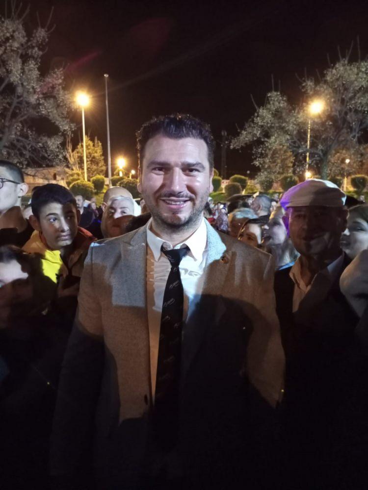 <p>İlçe meydanında seçmenlerle zafer kutlaması yapan Fırat, AK Parti belediyeciliği ile Babaeski'de yeni dönemin başladığını söyledi. </p>