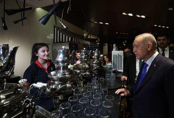 <p>Cumhurbaşkanı Recep Tayyip Erdoğan, başkentte bir kafede, gençler ve vatandaşlarla sohbet etti.</p>
