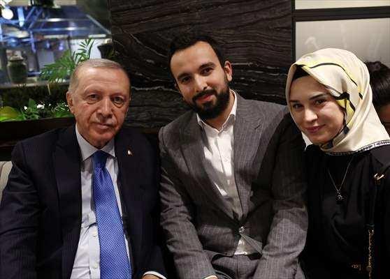 <p>Erdoğan, Meclis'te milletvekilleriyle düzenlenen iftar programının ardından bir kafeye ziyarette bulundu.</p>

<p> </p>
