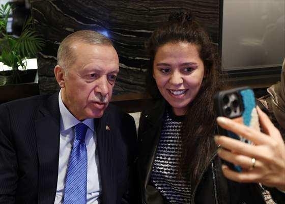 <p>Cumhurbaşkanı Erdoğan, telefonda görüştüğü bir vatandaşın, "Allah sizi başımızdan eksik etmesin." ifadesi üzerine, "Sen merak etme. Allah ömür verdikçe buradayız." dedi.</p>

<p> </p>
