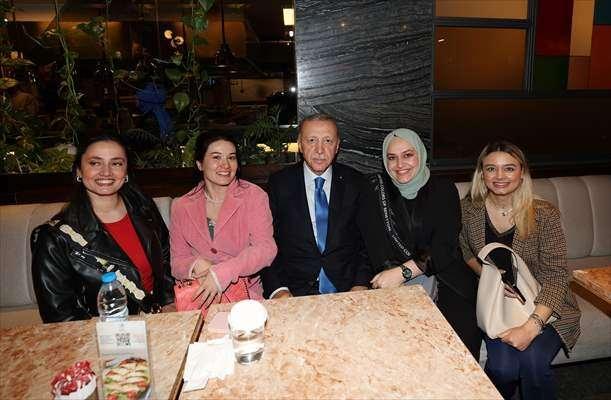 <p>Kafe çalışanlarıyla sohbet eden, vatandaşlarla tek tek fotoğraf çektiren Erdoğan, bebekleri de kucağına alarak sevdi.</p>
<p> </p>