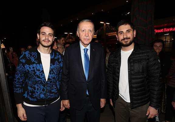 <p>Cumhurbaşkanı Erdoğan'a, AK Parti Genel Başkan Yardımcısı Çiğdem Karaaslan, Cumhurbaşkanlığı İletişim Başkanı Fahrettin Altun ve AK Parti Ankara Milletvekili Asuman Erdoğan eşlik etti.</p>
<p> </p>
