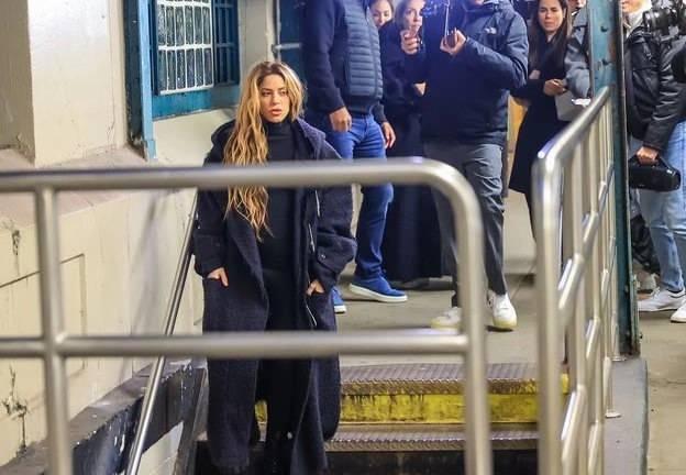 <p>Sürpriz konserin ardından sevenlerini bir kez daha şaşırtan Shakira, şimdi de New York metrosunda görüntülendi.</p>
