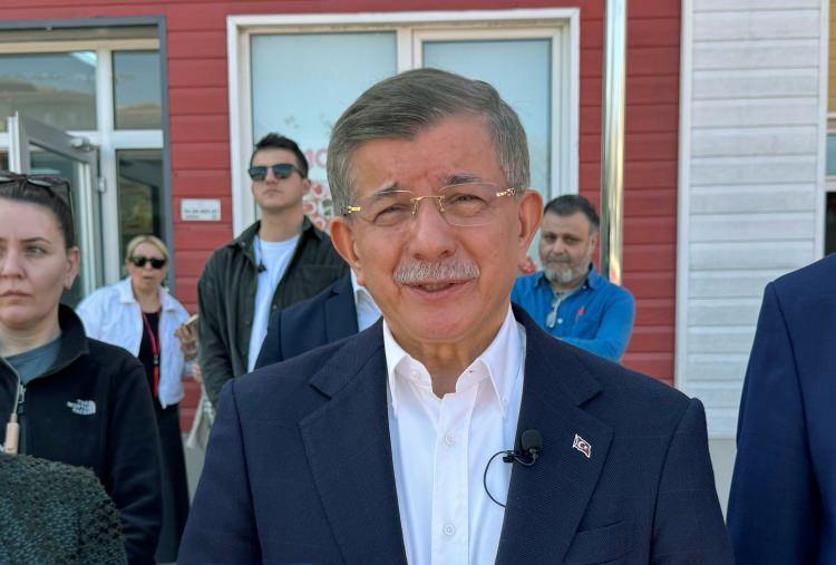 <p><strong>GELECEK PARTİSİ YÜZDE 0.07 OY ALDI</strong></p>

<p>Gelecek Partisi Genel Başkanı Ahmet Davutoğlu'da yerel seçimlerde hayal kırıklığına uğradı.</p>
