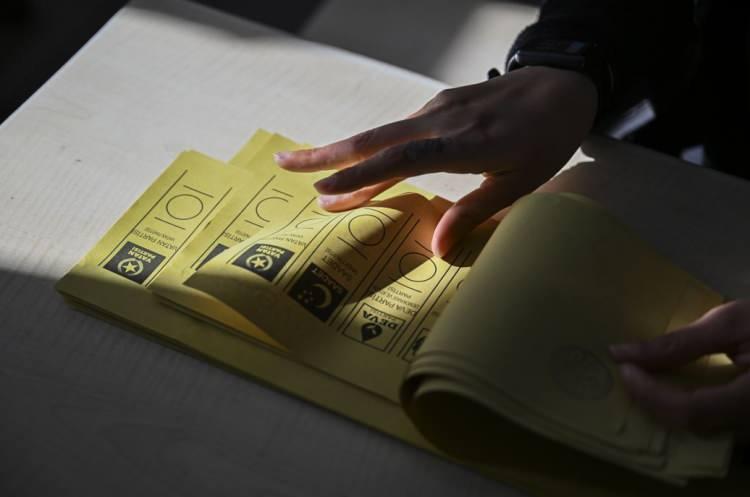 <p>Türkiye bugün yerel yöneticilerini belirlemek için sandık başına gitti. Milyonlarca seçmen oylarını kullanarak büyük bir heyecanla seçim sonuçları verilerini takip etmeye başladı. </p>
