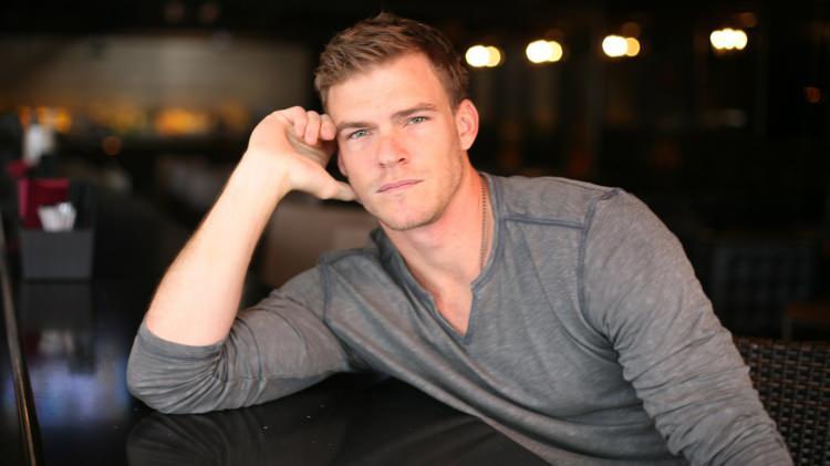 <p>'Blue Mountain State', 'Smallville' ve 'Black Mirror' gibi popüler yapımlarda rol alan ve şimdilerde 'The Reacher' dizisiyle adından sık sık bahsettiren dünyaca ünlü oyuncu Alan Ritchson geçirdiği zor günleri Hollywood Reporter'a anlattı. Ünlü oyuncu geçtiğimiz yıllarda cinsel saldırılara uğradığını ve yaşadığı bu korkunç deneyimin ardından intihara teşebbüs ettiğini itiraf etti.</p>