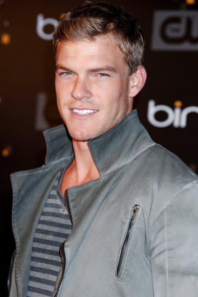 <p>Alan Ritchson; <em><strong>"Bir yaratıcının varlığına ve bizim de yaratılmış varlıklar olduğumuza inanan biri olarak, yaşamdaki amacımızın dünyayı daha iyi bir yer haline getirmek ve başkalarına hizmet etmek olduğuna inanan biri olarak yaşamın anlamı ve amacına geri döndüm. Hayat işte bundan ibarettir."</strong></em> şeklinde konuştu. </p>
