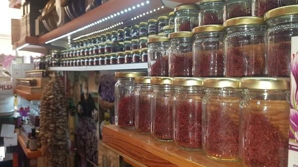 <p>1 gramı 250 liradan satılan safranda 1 kilo ürün elde edebilmek için 510 bin lifin toplanması gerekiyor. Safran soğanının Ağustos ayında dikiminin yapıldığını belirten safran üreticisi İsmail Yılmaz, 15-30 Ağustos tarihlerinde dikilmesi en uygundur. Bir dönüme yaklaşık olarak 200 kilogram gibi bir safran soğanı dikimi yaparız. 1 kilogram safranı ilk dikimde 8 dönüm alandan elde edebiliriz. Çünkü az verdiği için. İkinci yıl dört dönüm alandan, üçüncü yıl bir dönüm alandan 1 kilogram safran elde edebiliriz. Yaklaşık olarak 1 kilogram safran 170 bin çiçekten elde edilir ama her çiçekte üç tane safran lifi vardır. Bunu 3 ile çarpmamız gerekir. O da yaklaşık olarak 510 bin kırmızı lif elde etmiş oluruz” dedi.</p>
