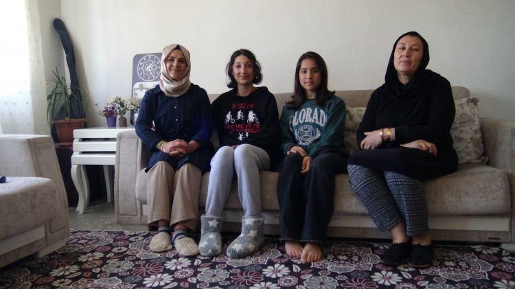 <p>Seçmenlerden Gurbet Şaşmaz, adayı kadın olduğu için desteklediğini dile getirerek, "İlk projesi de inşallah su olacaktır. Daha önce hiçbir zaman kadın olmadığı için ona oy verdim. Kadın eli nasıl bir eve değip güzelleşiyorsa bu köyde güzel hizmetler yapacağını düşünüyorum" ifadelerinde bulundu.</p>
<p> </p>