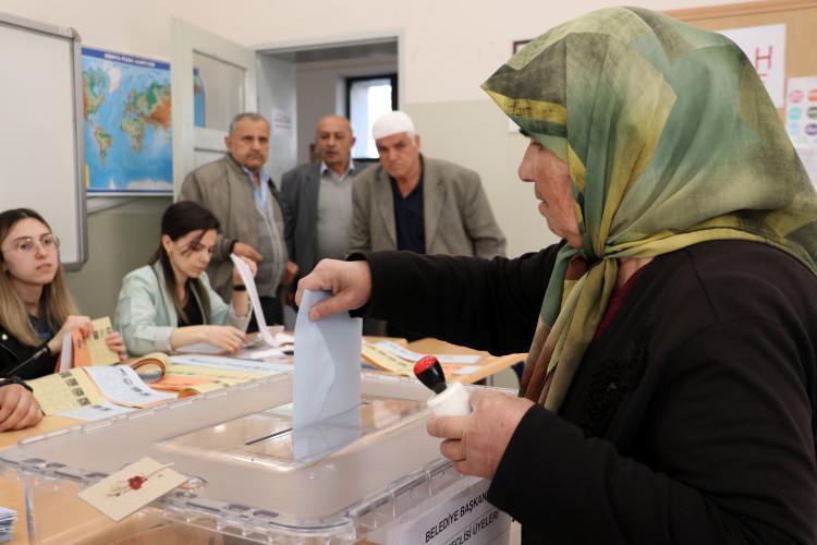 <p>Bununla birlikte şaşırtan olaylar da yaşandı bir olayda Erzincan'dan geldi. </p>
