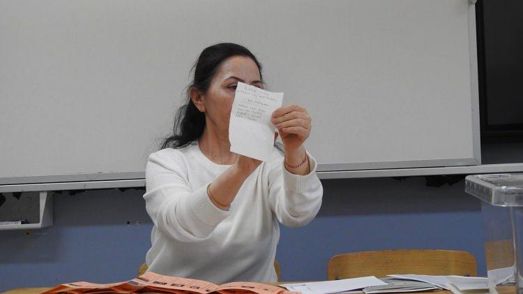 <p>Girlevik köyünde 12 seçmen, 31 Mart 2024 Mahalli İdareler Genel Seçimleri için sandık başına gitti. Köy okulunda kurulan sandıkta oylarını kullanan seçmenler, 2 adayın yarıştığı muhtarlık seçimi için oy kullandı.</p>