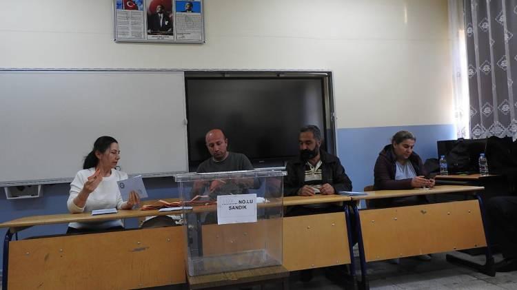 <p>12 oydan 6 oy Edanur Akbaş, 6 oy da Rukiye Tutan aldı. Oylar eşit çıkınca muhtar çekilen kura sonucu belirlendi. </p>