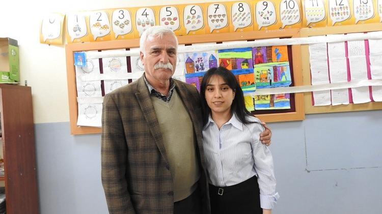 <p>Sandık başkanınca belirlenen tarafsız bir kişi tarafından çekilen kurada adı çıkan Edanur Akbaş, Girlevik köyünün yeni muhtarı oldu.</p>