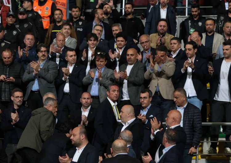 <p>Karşılaşmayı Türkiye Futbol Federasyonu Başkanı Mehmet Büyükekşi, Galatasaray Dursun Özbek ve Fenerbahçe Başkanı Ali Koç da tribünden takip etti.</p>