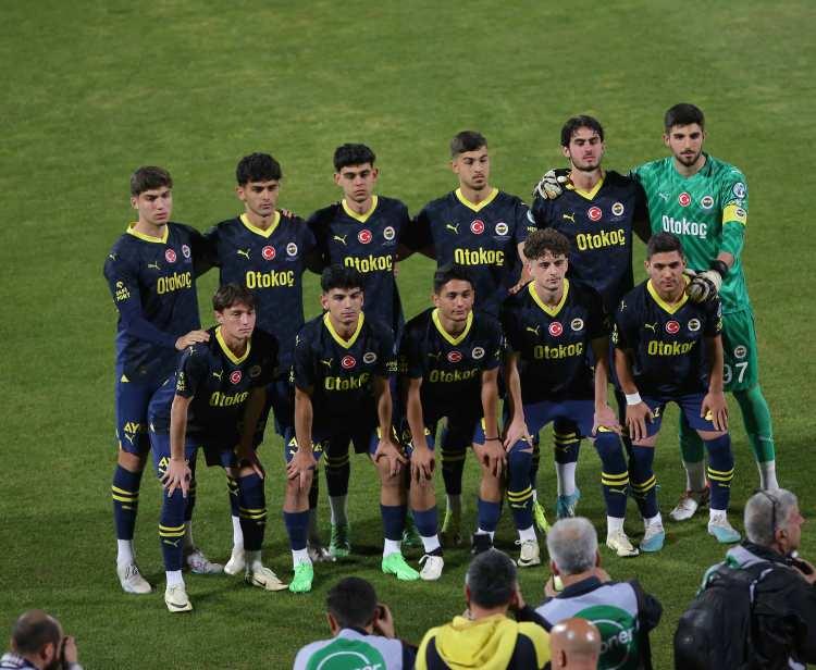 <p>Kadroda 15 futbolcu yer aldı<br />
<br />
Fenerbahçe de karşılaşmaya U19 takımı oyuncuları ile çıktı. Sarı-lacivertliler; Furkan Onur Akyüz, Mustafa Emir Akyıldız, Efekan Karayazı, Yusuf Akçiçek, Ümitcan Okan, Muhammet İmre, Görkem İbrahim Demirel, Kerem Kayaarası, Muhammet Zeki Dursun, Emirhan Arkutcu ve Çağrı Fedai 11’i ile sahaya çıktı. Yedekler kulübesinde Muhammed Doğukan Demir, Mehmet Can Gülerer, Samet Seymen Sargın ve Yiğit Epözdemir yer aldı.</p>