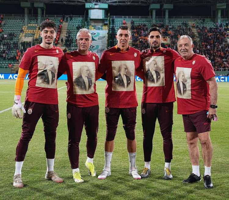 <p>Galatasaraylı futbolcular, Süper Kupa maçı öncesi ısınmaya Mustafa Kemal Atatürk tişörtleriyle çıktı.</p>