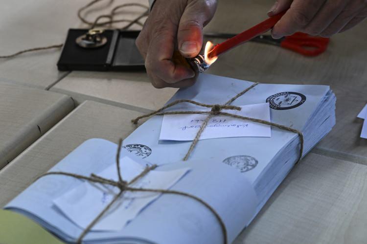 <p>MHP İl Başkanlığının itirazını değerlendiren Merkez İlçe Seçim Kurulu, 142 bin 770 seçmenin oy kullandığı 549 sandıktaki geçersiz oyların yeniden sayılmasına karar verdi.</p>
