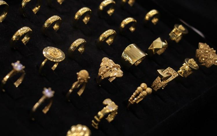 <p>Y&uuml;ksek fiyattan altın alan vatandaşların 'y&uuml;ksekten aldık, altın d&uuml;şt&uuml;' diye panik yapmamasını tavsiye eden İnanoğlu, <strong>"Tekrar gelip yerine oturacaktır. Altın zirveyi sever ve geldiği yeri asla unutmaz"</strong> diye konuştu.</p>
