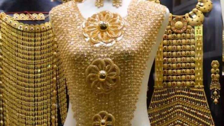 <p><span style="color:#FF0000"><strong>"GRAMAJI HAFİFLERKEN, G&Ouml;STERİŞİ ARTIYOR, FİYATI D&Uuml;Ş&Uuml;YOR"</strong></span></p>

<p><br />
İnanoğlu, altın fiyatındaki artışa bağlı olarak vatandaşların, gramajı ağır olan &uuml;r&uuml;nler yerine f&uuml;zyon y&ouml;ntemiyle g&ouml;sterişli ama gramajı hafifletilerek imal edilen takılara y&ouml;neldiğini s&ouml;yledi.</p>
