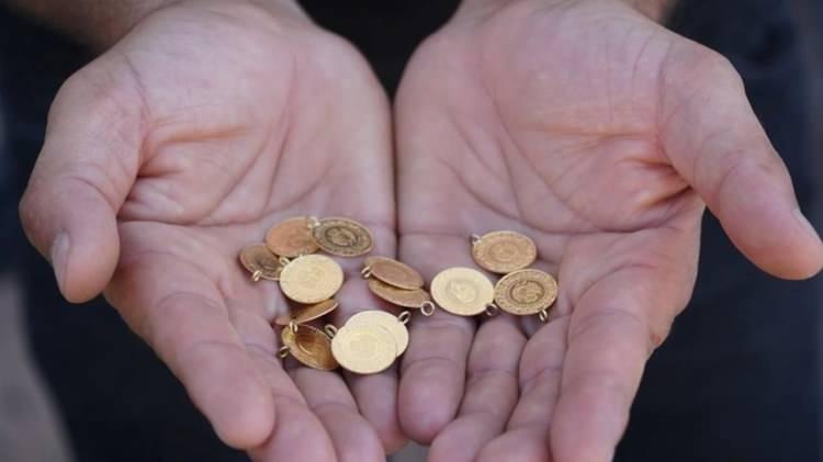 <p><span style="color:#FF0000"><strong>"PİYASADA &Ccedil;OK SAHTE ALTIN VAR"</strong></span></p>

<p><br />
Vatandaşları altın alırken dikkatli olmaya &ccedil;ağıran İnanoğlu, <strong>"Piyasada &ccedil;ok sahte altın var. D&uuml;ş&uuml;k ayar, merdiven altı &uuml;retimler var. Bu nedenle bildik, tanıdık kuyumculardan alışveriş yapmalarını tavsiye ederiz ki insanlar mallarının arkasında dursunlar. Asla internetten alışveriş yapmasınlar. &Ccedil;ok dolandırıcılık var. 14 ayar diye satıyorlar; 8 ayar geliyor bazen. Hatta 8 ayar bile gelmiyor, metal geliyor, altın kaplama geliyor.</strong></p>
