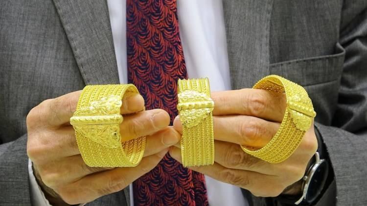 <p><strong>Vatandaşlarımız g&ouml;rmedikleri altını almasınlar"</strong> dedi.<br />
Bankalardaki altın hesaplarında da alış-satış arasındaki makasın a&ccedil;ıldığını dile getiren İnanoğlu, bunun da vatandaşın cebine olumsuz yansıdığını, bu nedenle de 'elleriyle tutmadıkları ve g&ouml;zleriyle g&ouml;rmedikleri' altını almamaları tavsiyesinde bulundu.</p>
