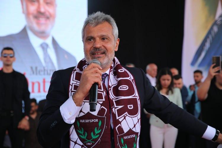 <p>"BU YIL SONUNDA BİNLERCE KONUTU TESLİM EDECEĞIZ"</p>
<p> </p>
<p> </p>
<p>Burada konuşan Öntürk, artık siyasetin bittiğini, millete hizmet zamanının geldiğini söyledi. Öntürk, "Bugün 1 milyon 700 bin nüfusuyla Hatay'ımız kazandı. Biz de birliğimizi, kardeşliğimizi pekiştirerek Hatay'ı ayağa kaldıracağız. Asla ve asla adaletten şaşmayacağız. Oy vermeyen kardeşlerim de var. Hatay'ı 1 milyon 700 bin nüfusuna eşit hizmet yapacağız. Atalarımız gibi bizim için de Hatay şahsi meselemiz olacak. Birazdan belediye çalışanlarımız ile bir toplantı yapacağım. Bu yıl sonunda binlerce konutu teslim edeceğiz. Önümüzdeki yılın 6'ncı ayında hiç kimse bu şehri tanıyamayacak inşallah" dedi.</p>