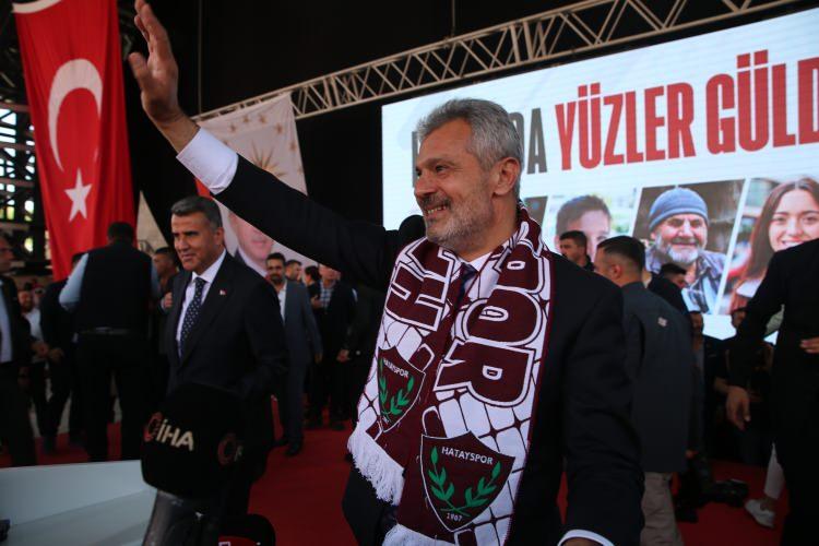 <p>Mazbatasını alarak göreve başlayan ilk olarak partililerle bir araya gelmek için Antakya ilçesindeki EXPO alanına geçti.</p>
<p> </p>