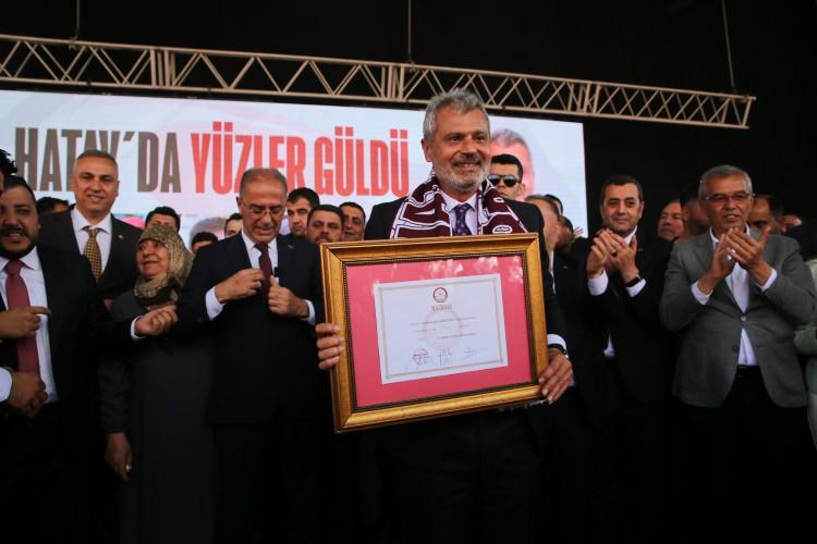 <p>Öntürk daha sonra mazbatasını eline alıp, havaya kaldırarak alana gelen partilileri selamladı. </p>
<p> </p>