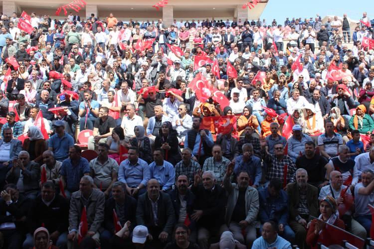 <p>Hatay Büyükşehir Belediye Başkanı AK Parti'li Mehmet Öntürk, mazbatasını aldıktan sonra Antakya EXPO Yerleşkesi'nde düzenlenen mazbata töreninde partililerle buluştu.</p>
