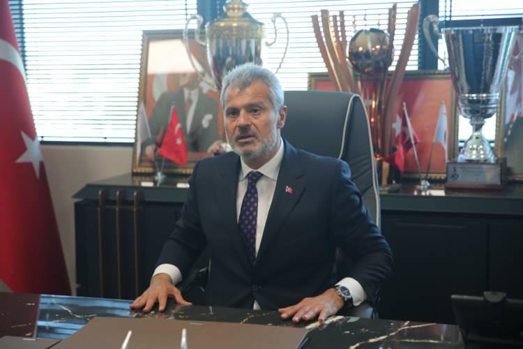 <p><strong>GÖREVİNE BAŞLADI</strong></p>
<p>Ontürk mazbata töreni ve partililerle buluşmasının ardından, EXPO Kisecik'teki başkanlık makamına geldi.</p>
<p> </p>