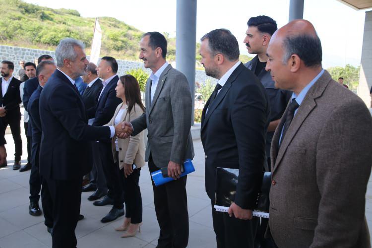 <p>Burada düzenlenen programda Öntürk, belediye daire başkanları ve personeliyle tanıştı.</p>