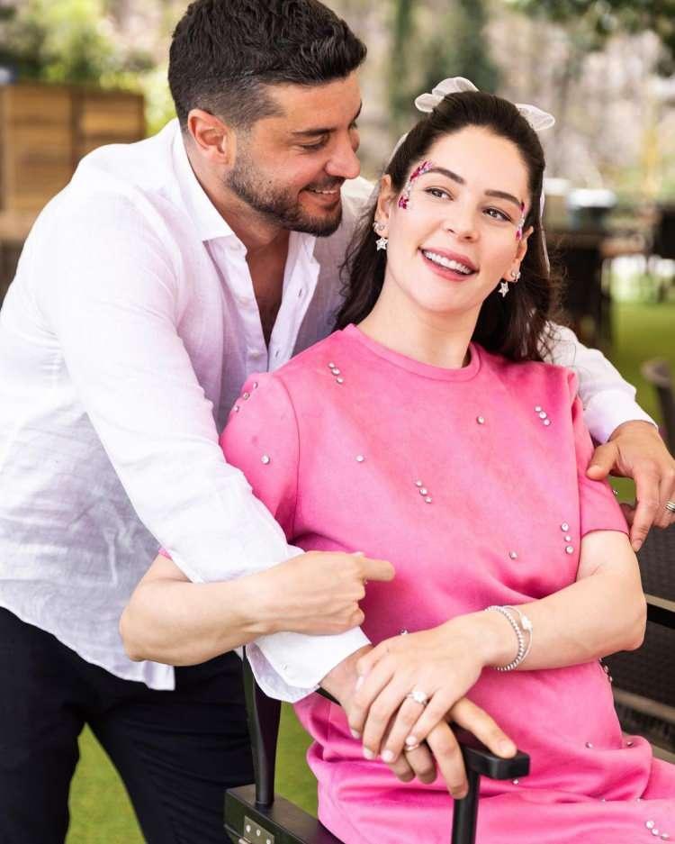 <p><strong>"ÖMRÜMÜZ BİR OLSUN"</strong></p>

<p>Ünlü oyuncu paylaşımına<em><strong> "Benim güzel Karım…iyi ki doğdun ve ruhlarımız birbirini buldu…Ömrümüz bir olsun."</strong></em> şeklinde romantik bir not yazmıştı. </p>
