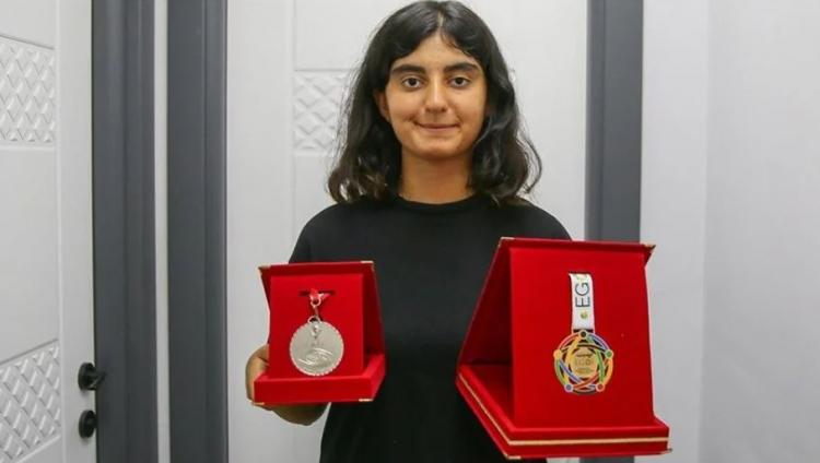 <p>Yaşadığı deneyimi paylaşan Duru Özer; <em><strong>"2022 ve 2023'te Avrupa Bilgisayar Kızlar Olimpiyatı'nda Türkiye'yi temsil ettim ve ikisinde de altın madalya kazandım. 2022'de Türkiye'de düzenlenmişti. Orada da birincilik aldım resmi olarak. Ne yaparsam yapayım ilerleme kaydedecek bir şey yapmak istiyorum bilimde ve teorik olarak bilgisayar alanında bir değişim yaratmak, bir iz bırakmış olmak istiyorum."</strong></em><span style="color:rgb(0, 0, 0)"> şeklinde konuştu. </span></p>
