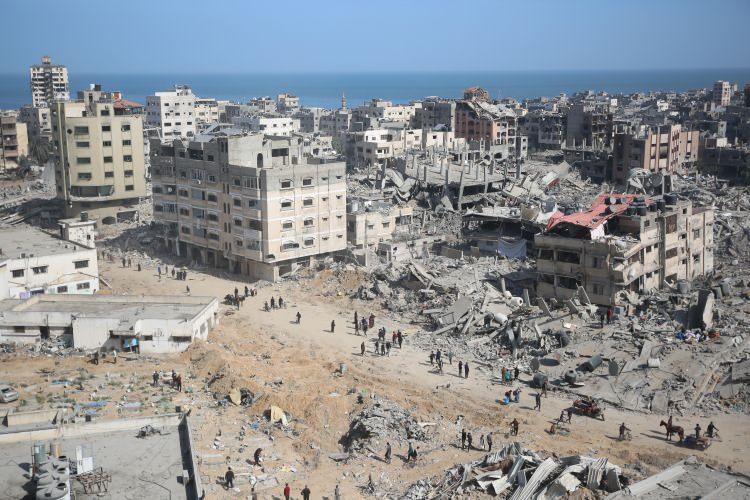 <p>İsrailli kaynaklar, Gazze'ye yönelik saldırılarda "insan hedefi" belirlemek amacıyla <strong>"Lavender" </strong>adlı yapay zeka programının tespit ettiği 37 bin "şüpheli"nin her biri için, İsrail'in en az 20 "sivil zayiat"ı göze aldığını söyledi.</p>
