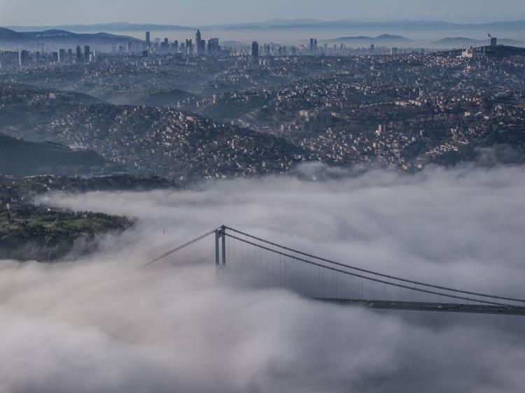<p>İstanbul'un kuzey kesimlerinde ve Boğaz genelinde sis etkili olurken, kartpostallık görüntüler ortaya çıktı. Sis nedeniyle İstanbul Boğazı'nda gemi trafiği askıya alındı.</p>
