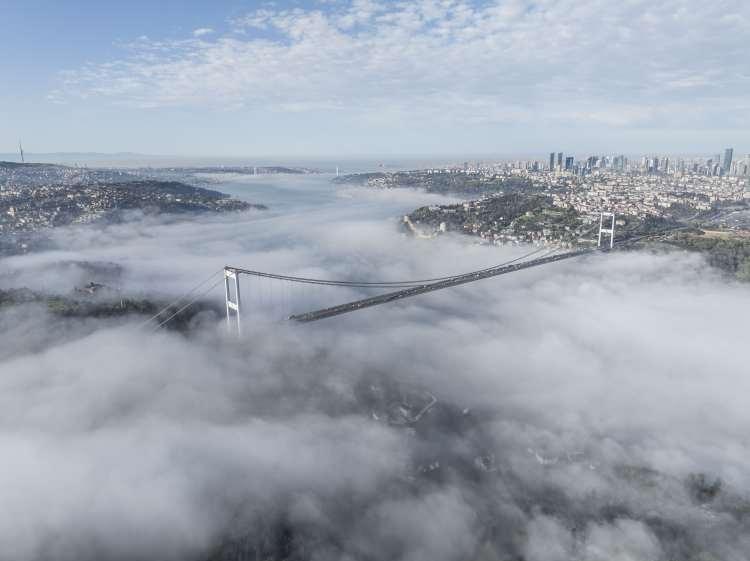 <p>Sis nedeniyle trafikte aksama yaşanmazken, bazı ana cadde ve viyadüklerde görüş mesafesi düştü.</p>
