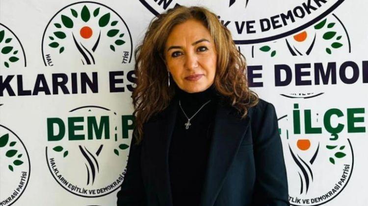 <p><strong>TÜRKİYE'NİN TEK SÜRYANI BELEDİYE BAŞKANI </strong></p>
<p>Seçim yarışının başa baş gittiği ve AK Parti'nin 2 bin 480 oy farkla ipi göğüslediği Şırnak'ta bir ilke de imza atıldı. </p>
<p>Kent, Türkiye'nin tek Süryani belediye başkanını çıkardı. Şırnak'ın İdil ilçesinden DEM Parti'nin aday gösterdiği Tülin Kayır oyların yüzde 71,27'ni alarak başkan seçildi. </p>
<p><strong>İDİL'İN İKİNCİ SÜRYANİ BAŞKANI</strong></p>
<p>Türkan Kayır, İdil'de sandıktan çıkan ikinci Süryani belediye başkanı oldu. İdil’de 1966-1979 yıllarında Süryani Şükrü Tutuş da belediye başkanlığı yaptı.</p>
<p>Tutuş, 17 Haziran 1994’de İdil’de uğradığı faili meçhul saldırıda yaşamını yitirdi.</p>
<p><strong>TÜLİN KAYIR KİMDİR?</strong></p>
<p>1972'de Şırnak'ın İdil ilçesinde doğan Türkan Kayır ilk ve ortaokulu İdil'de okudu. Daha sonra yurt dışına giden Kayır, lise eğitimini Almanya'da tamamladı. Uzun yıllar yaşadığı Almanya'dan seçimler için yurda dönen Kayır, evli ve 3 çocuk annesidir.</p>